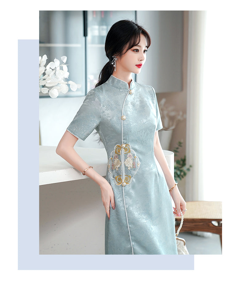 Embroidered Short-sleeved Cheongsam