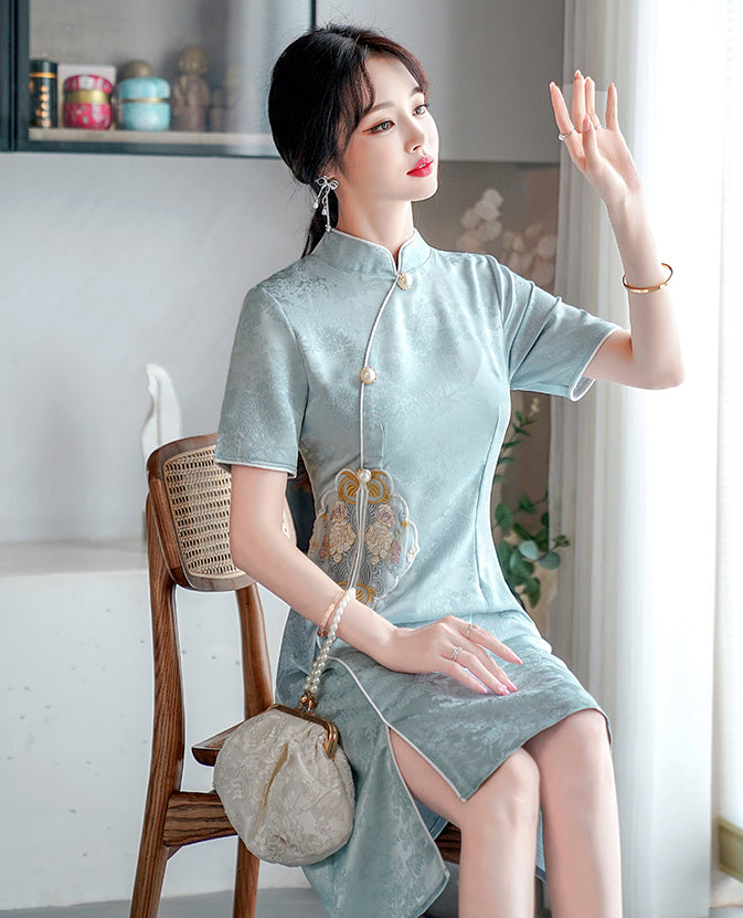 Embroidered Short-sleeved Cheongsam