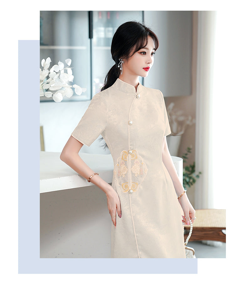 Embroidered Short-sleeved Cheongsam